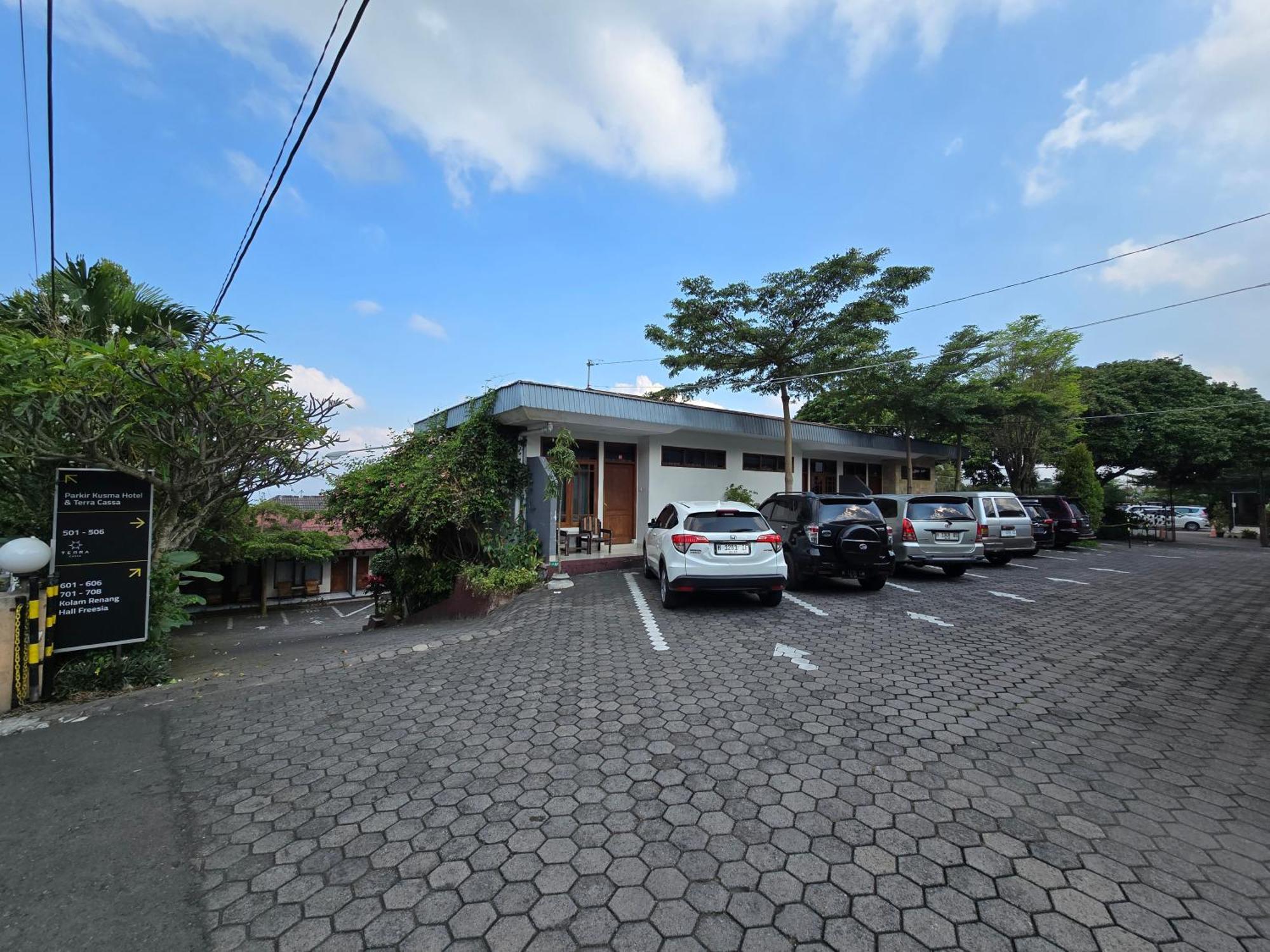 Kusma Hotel Bandungan Semarang Exterior photo